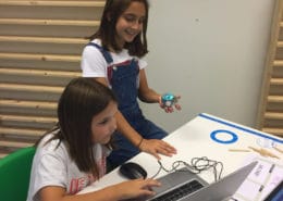Mädchen lernen Programmieren
