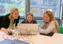 Mädchen lernen Programmieren