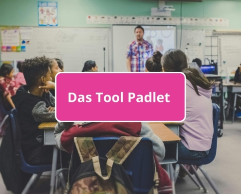 Tool Padlet mit Klassenraum im Hintergrund