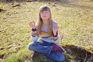 Kind meditiert