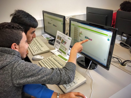 Zwei Schüler vor einem Rechner