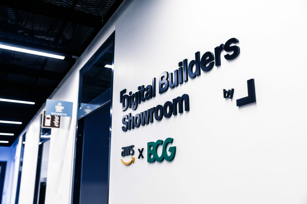Schriftzug vom Eingang des Digital Builders Showrooms in München