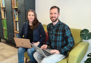 Webinar Werbe Bild mit zwei Menschen
