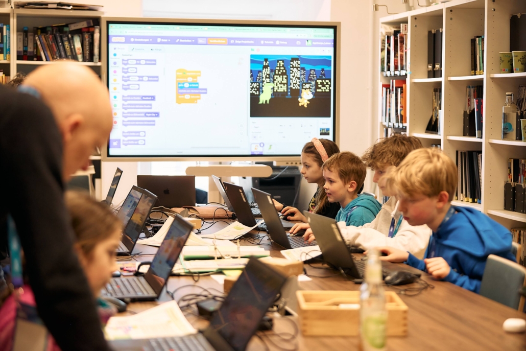 Kinder beim Programmieren am Rechner