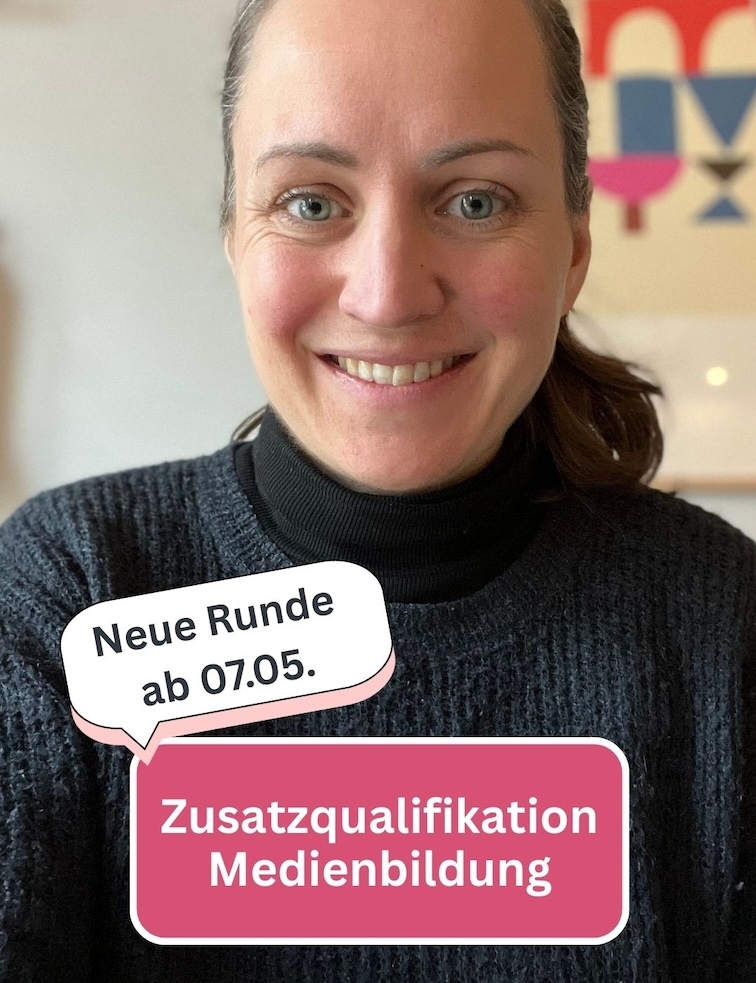 Frau lächelnd in die Kamera